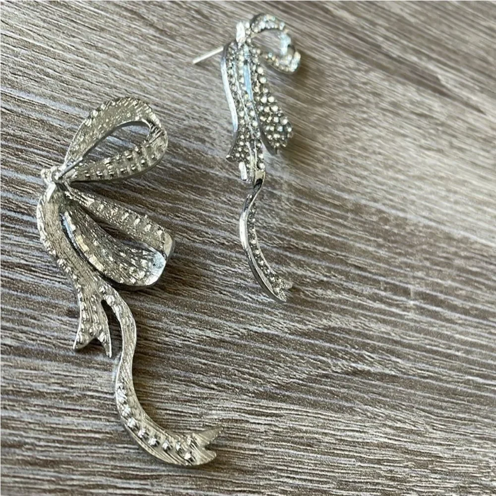 Statement bow earring M310